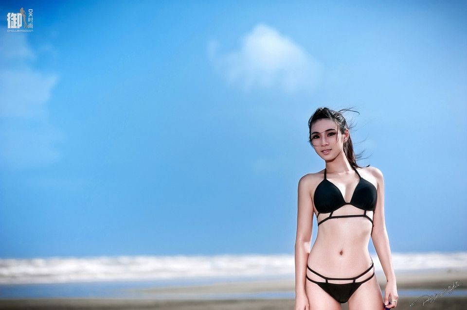 激情夏日长腿美女海滩泳衣的魅惑图集