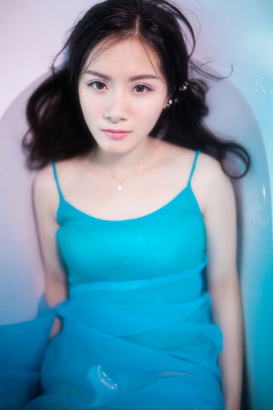 吊带蓝裙美女浴室湿身性感写真