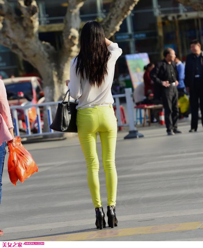 街拍紧身浅绿色牛仔裤美女图片