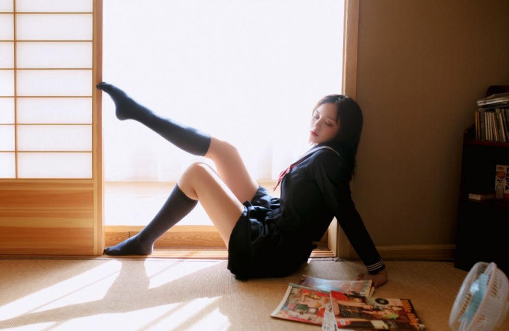 日本水手制服美女私房黑丝美腿诱惑性感房客写真