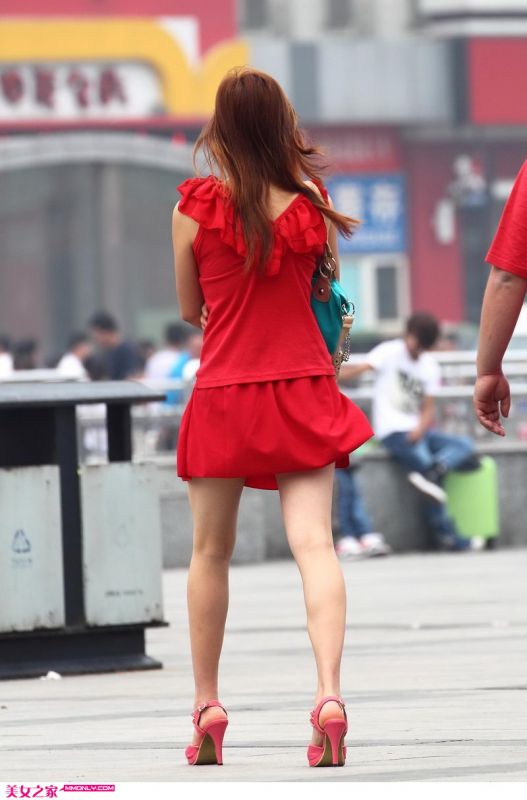 华润广场门口街拍红裙子美女高清图