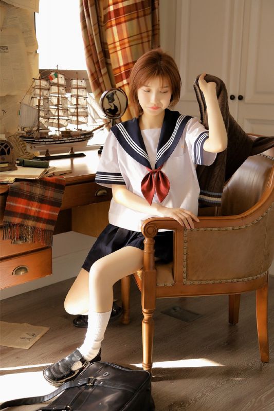 日本校园美少女露肚脐jk制服丝袜写真