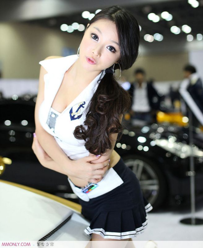 韩国美女李恩瑞短裙车展高清写真