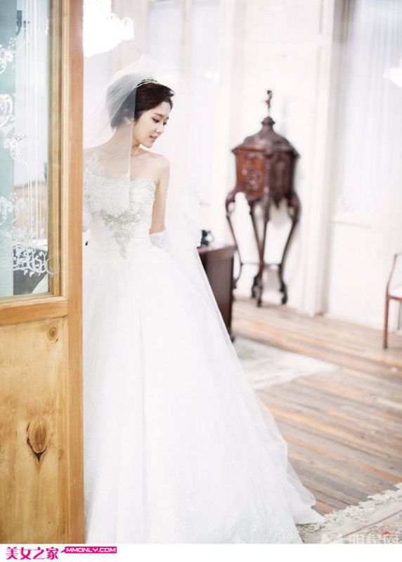 韩国美女张娜拉个性婚纱写真