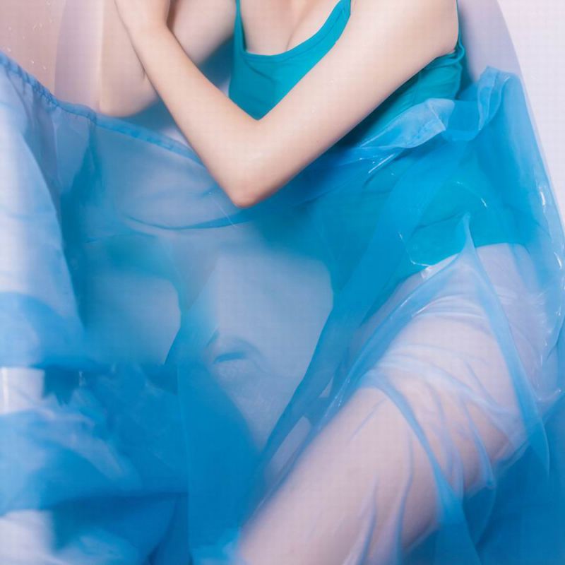 吊带蓝裙美女浴室湿身性感写真
