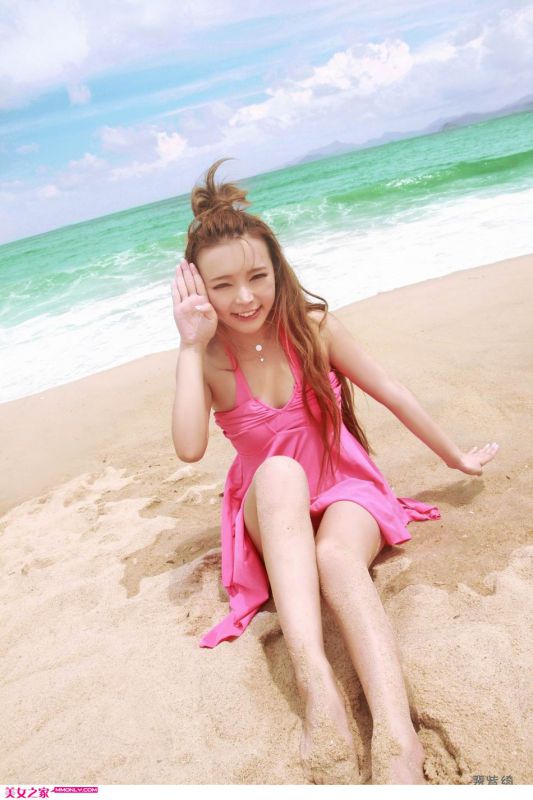 裴紫绮短裙沙滩迷人写真