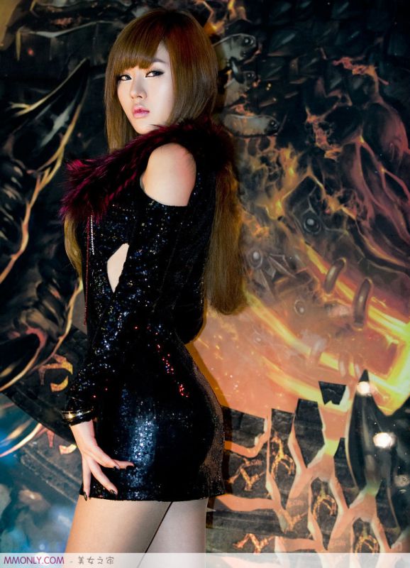 韩国模特黄美姬秀迷人长腿写照