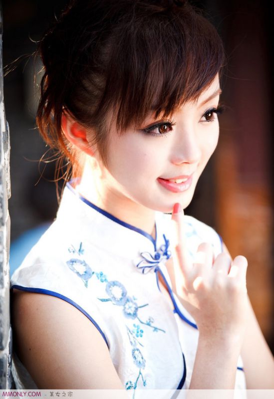 中国古典美女黄诗思户外唯美旗袍写真