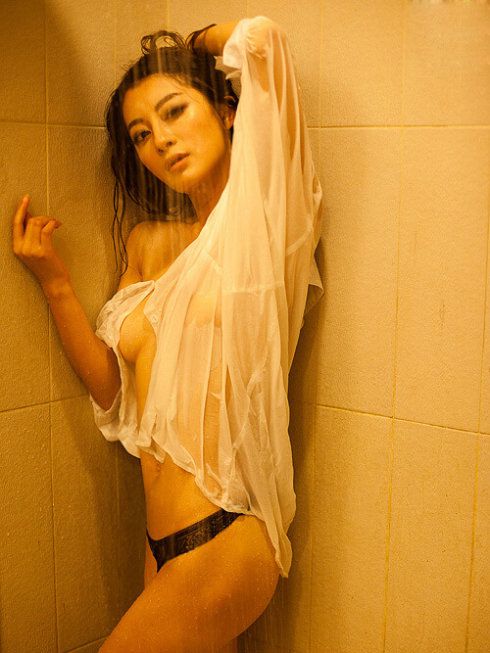丁字裤美女浴室湿身性感写真
