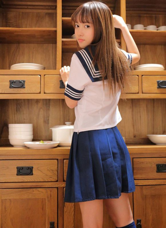 日本清纯校园制服学生妹黑丝美腿诱惑人体艺术写真
