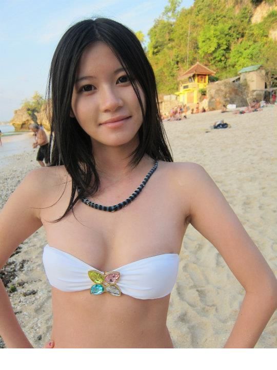 美女陈维芊沙滩比基尼性感写真
