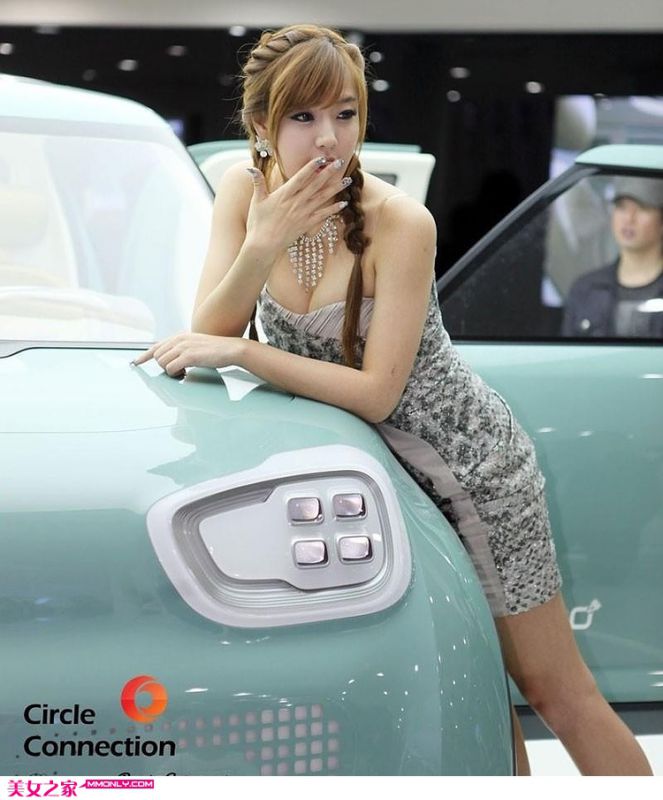 韩国年末大型车展上迷人车模写真