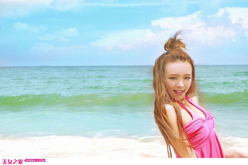 裴紫绮短裙沙滩迷人写真