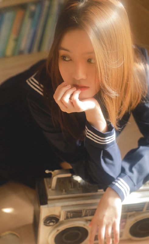 日本校园美女水手服学生妹丝袜诱惑室内图片
