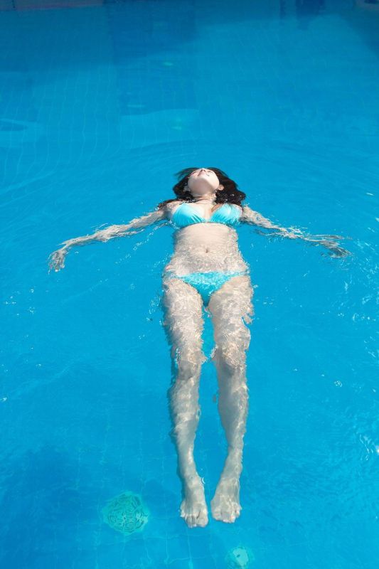 日本女优泳池比基尼清纯写真