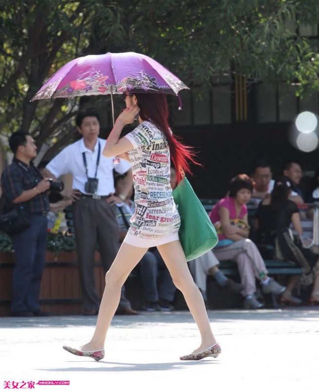 街拍撑伞短裙美女高清图片