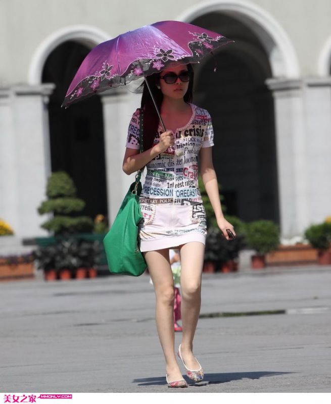 街拍撑伞短裙美女高清图片