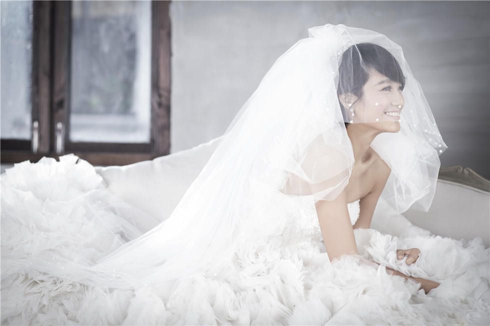著名节目主持人朱丹首秀婚纱写真