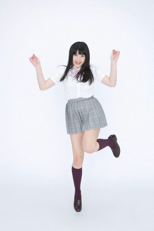 日本美女校园学生妹短裙制服诱惑丝袜图片