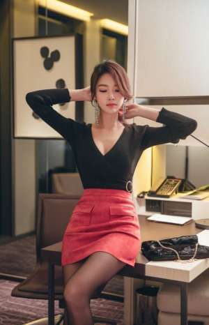 红色包臀裙气质模特美女林正允黑丝美腿妖娆性感写真