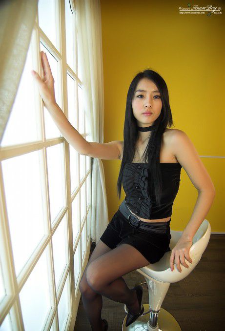 韩国黑色短裙丝袜美女高清写真