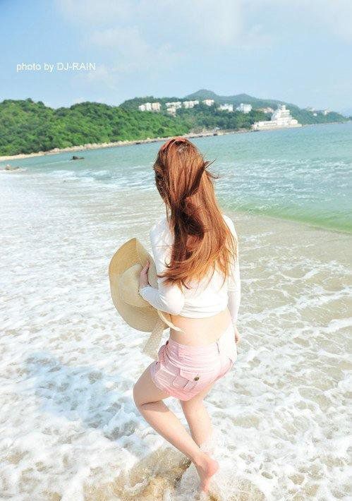清新萌妹子阳光沙滩写真