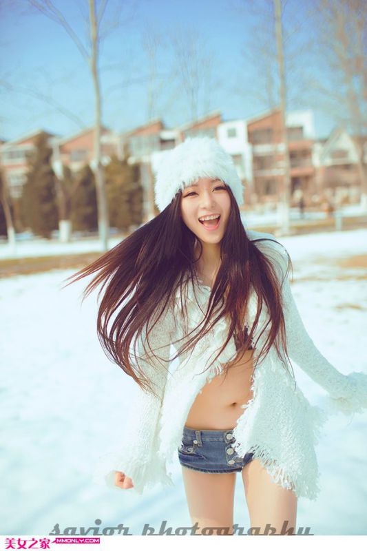 冬日清纯美眉雪地迷人写真