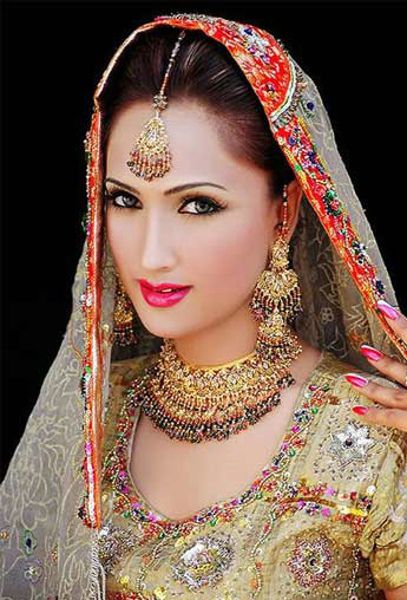 浓妆艳抹的印度美女风情图片