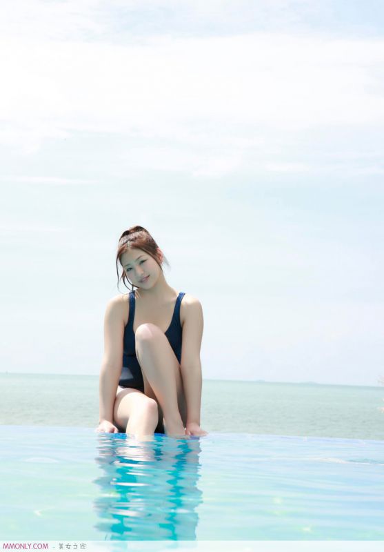日本性感泳装美女泳池湿身诱惑写真