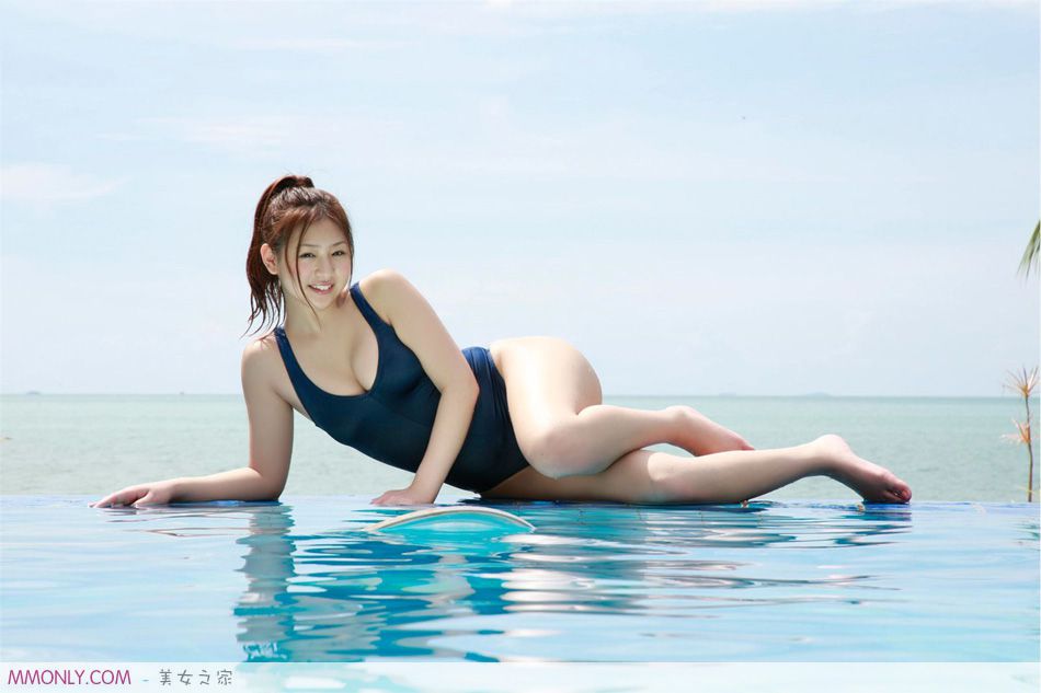 日本性感泳装美女泳池湿身诱惑写真