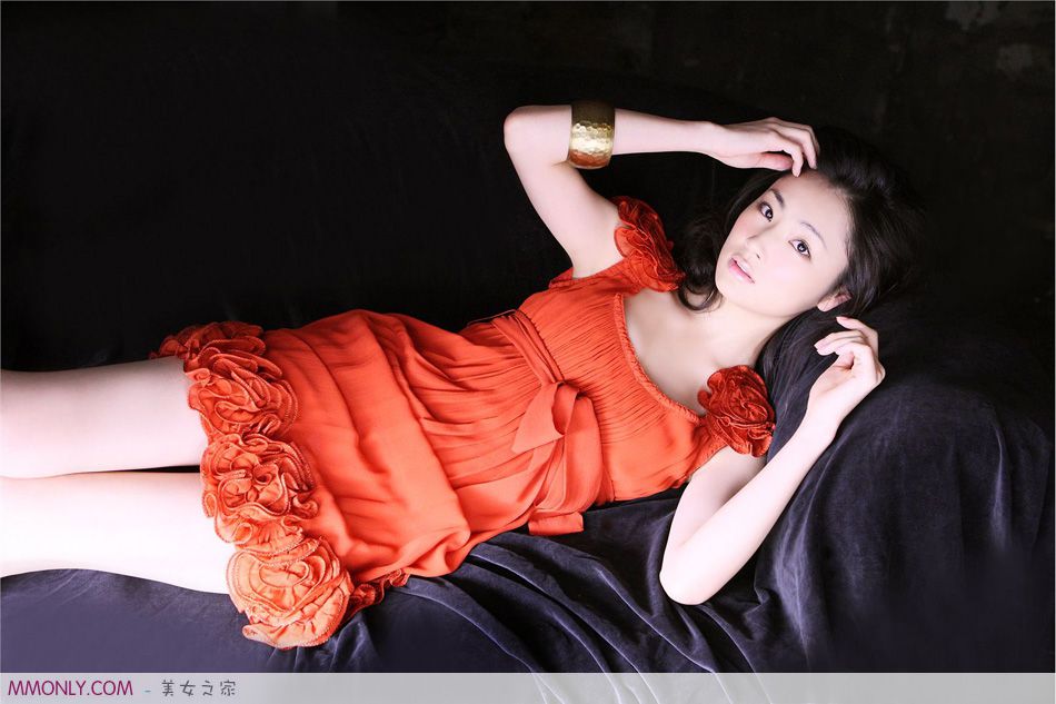 日本性感吊带裙美女私房写真
