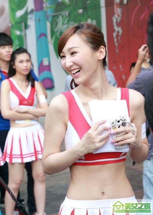 香港爆乳美女高海宁街头性感写照