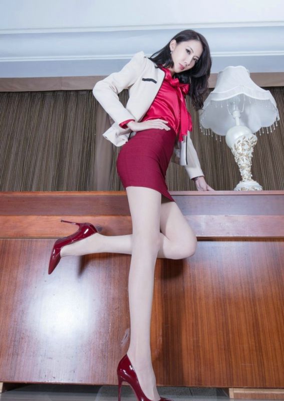 肉丝美腿女秘书红色包臀裙翘臀性感写真