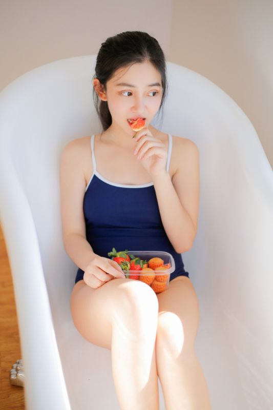 蓝色死库水水灵少女浴缸吃草莓可爱性感诱惑摄影