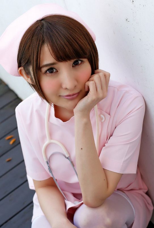 日本护士装美女尾崎娜娜私房大胸诱人写真