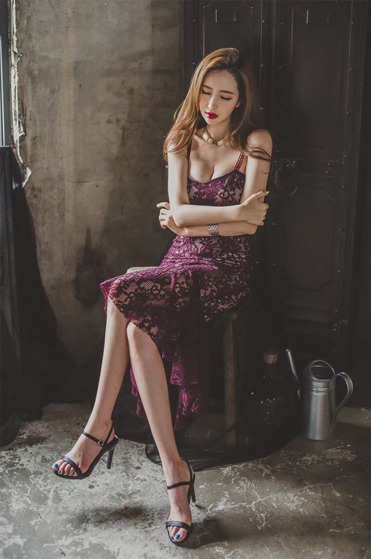 美腿美女李妍静吊带深紫色蕾丝裙性感妖娆人体艺术照