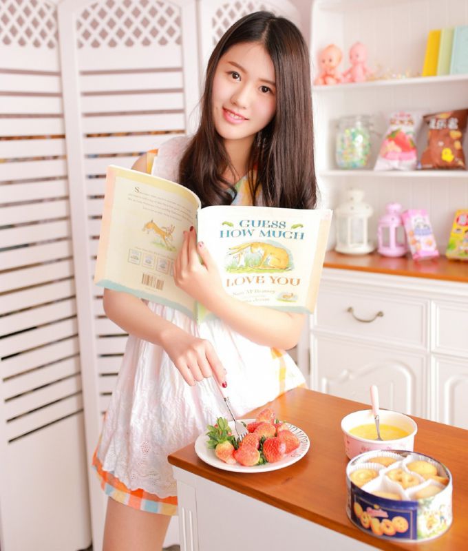 日系长发少女小蕾丝围裙厨房偷吃草莓调皮可爱性感写真