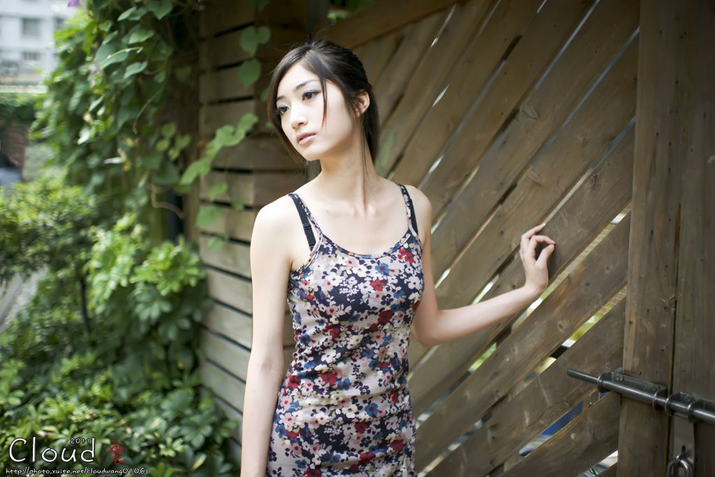 台湾超短裙美女Emily户外清纯可人美照