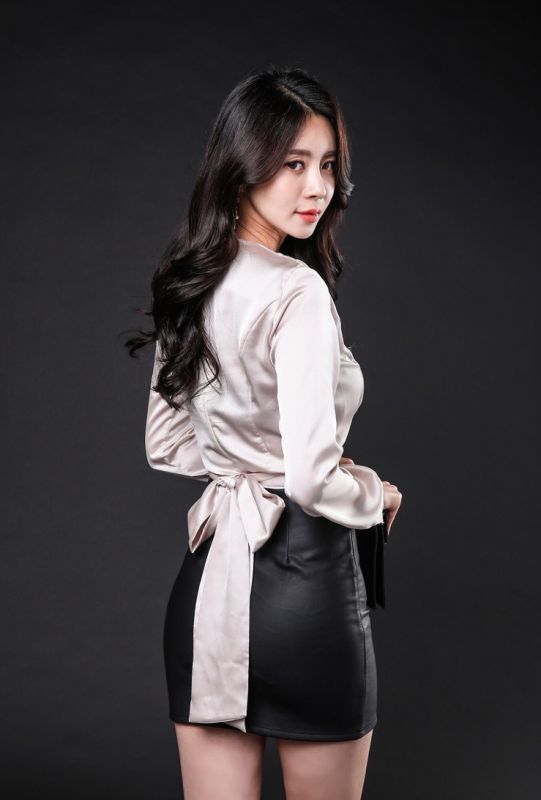 韩国妖娆丰腴御姐衬衣包臀裙气质火辣人体美腿性感写真