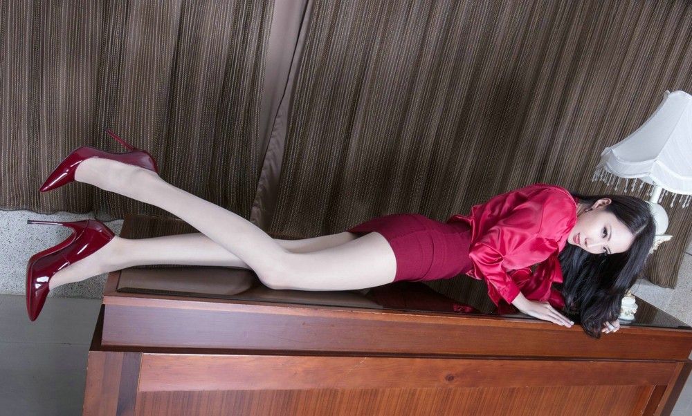 肉丝美腿女秘书红色包臀裙翘臀性感写真