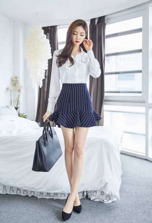 超短裙韩国美女妩媚风情私房床边美腿性感写真图片
