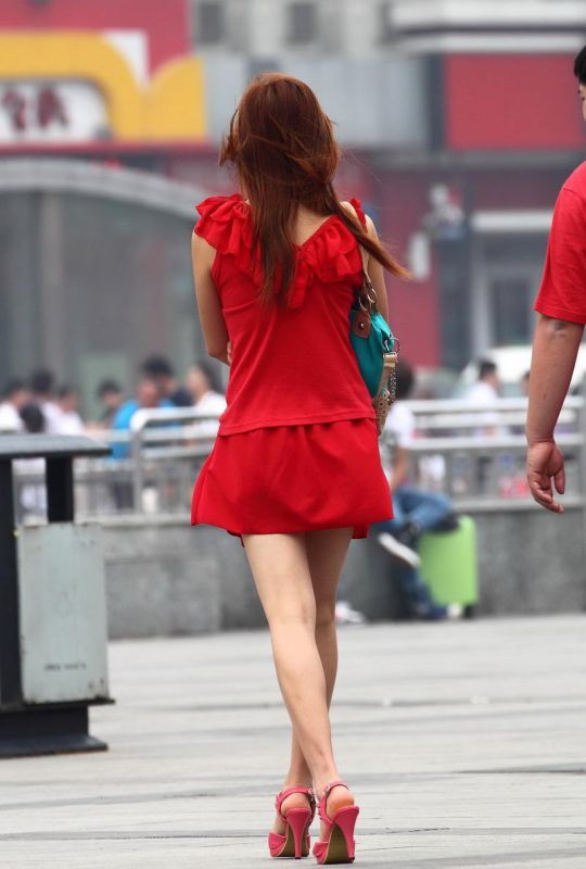 街拍美女背影鲜艳红裙尽显窈窕身材