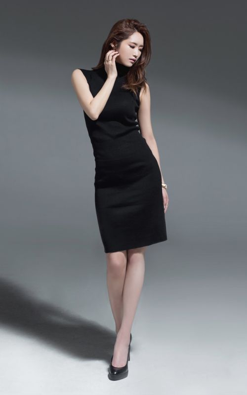 郑珠妍紧身短裙秀性感身段写真