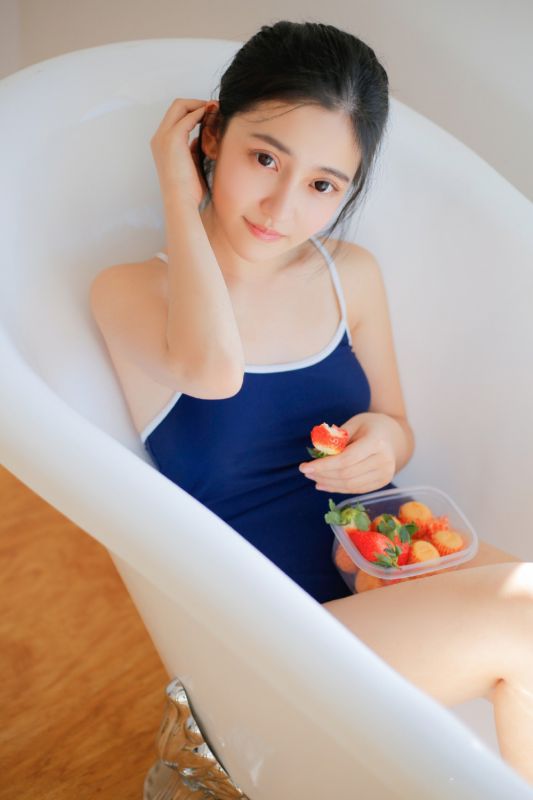蓝色死库水水灵少女浴缸吃草莓可爱性感诱惑摄影