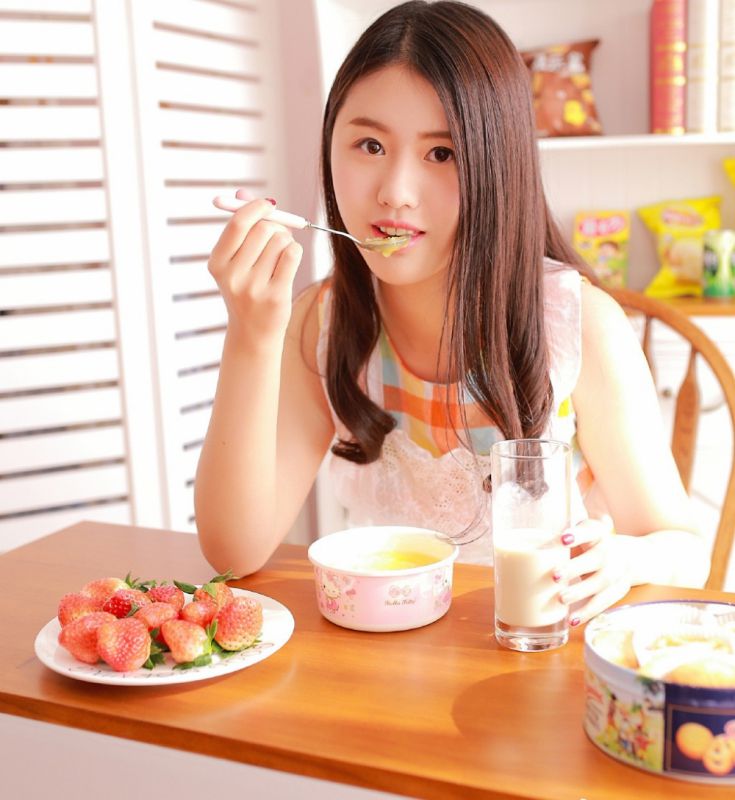 日系长发少女小蕾丝围裙厨房偷吃草莓调皮可爱性感写真