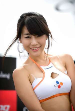 甜美笑容的韩国车模特高清写真图片