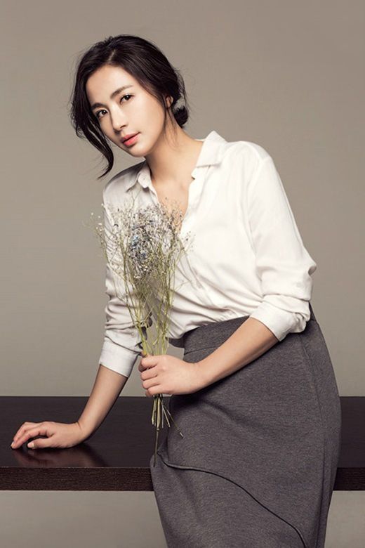 韩国女星尹海英气质迷人高清写真