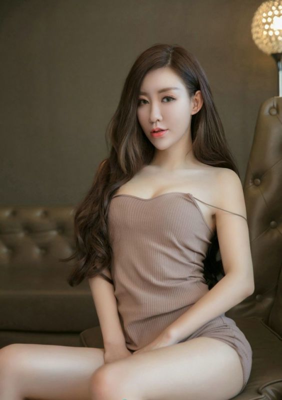 韩国人体嫩模低胸吊带翘臀妖娆姿态裸体艺术美女写真