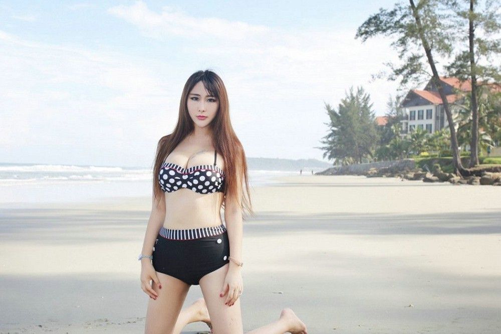 沙滩妖娆女色模特巨乳比基尼性感火辣摄影写真