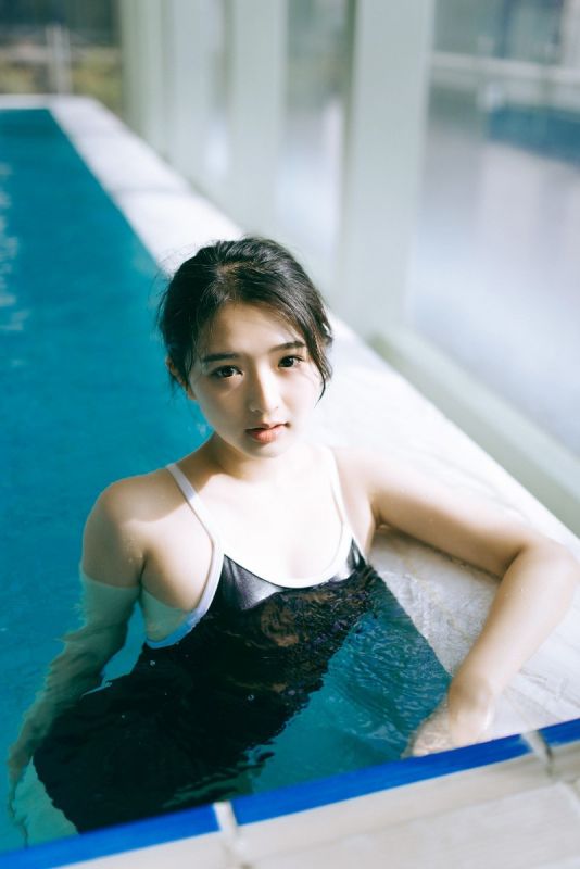18岁泳衣少女死水库连体泳衣泳池湿身诱惑玉体写真